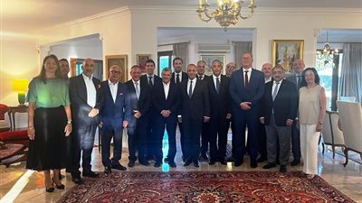وزير الخارجية يبحث مع غرفة التجارة القبرصية تعزيز التعاون الاقتصادي