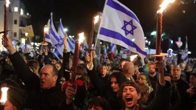 آلاف الإسرائيليين يتظاهرون في تل أبيب للمطالبةبإنهاء الحرب في غزة