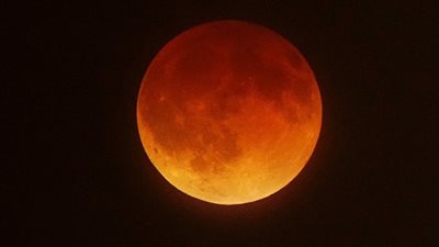 خسوف كلي للقمر يترقبه الملايين..اليوم