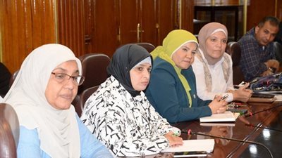 محافظ أسيوط يبحث تنفيذ مشروعات تنموية لتوفير فرص عمل للشباب