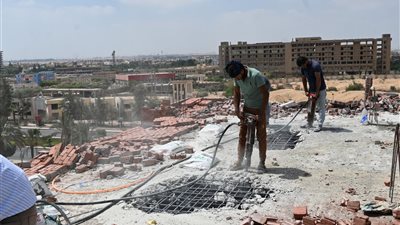 حملة كبرى لإزالة مخالفات البناء بالعاشر من رمضان .. صور