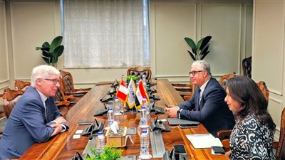 رئيس اقتصادية قناة السويس يبحث مع سفير بيرو تعزيز التعاون الاستثماري
