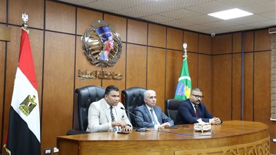 اجتماع موسع بالمنيا لمناقشةآليات تحديث منظومةتراخيص المحال العامة