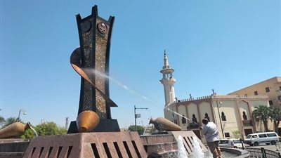 حملة نظافة شاملة بمحيط الكرنك الدولى وميدان الملك عبد الله