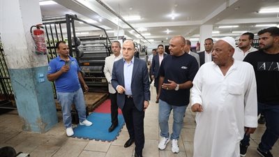محافظ كفرالشيخ يتفقد عددا من المصانع بالمنطقة الصناعية ببلطيم