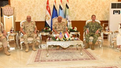 وزير الدفاع يلتقي قائد القيادة المركزية الأمريكية والوفد المرافق له