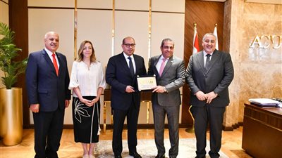 تكريم متبادل بين ياسر إدريس وخالد عباس لدعم التعاون الأوليمبي المشترك