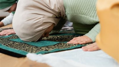 هل تغطية الجبهة أثناء الصلاة من شروط صحتها؟