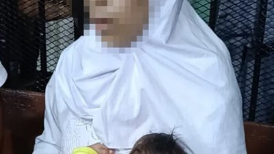 أول ظهور للمتهمة بإنهاء حياة زوجها وأطفاله االستة وهى تحمل صغيرها