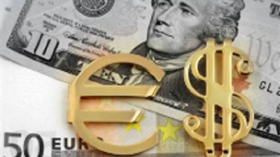 الدولار يتراجع قبيل أسبوع حاسم لقرارات البنوك المركزية