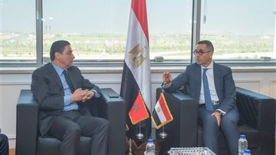 وزير الاستثمار يستقبل وزير التجارة بالمغرب لبحث سبل تعزيز العلاقات الاقتصادية