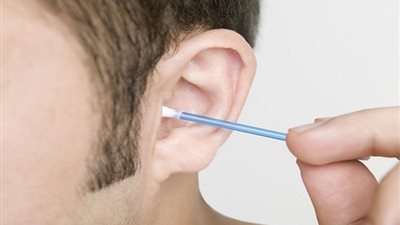 استخدام أعواد القطن لتنظيف الأذن .. فوائد ومخاطر يجب أن تعرفها