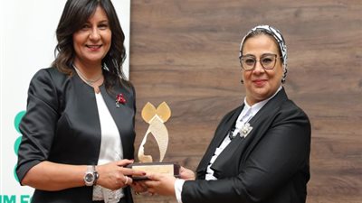 رئيسة القومي للمرأة تهدي السفيرة نبيلة مكرم درع 