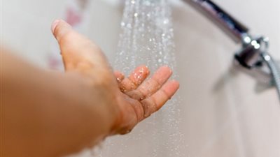 نصائح هامة للحفاظ على بشرتك دون المبالغة في الاستحمام