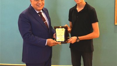 مرزوق يُكرم الطالب محمد المغازي.. ويؤكد 