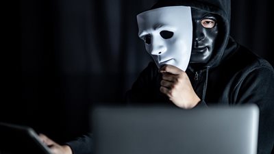 انتحال الرجال هوية النساء على 