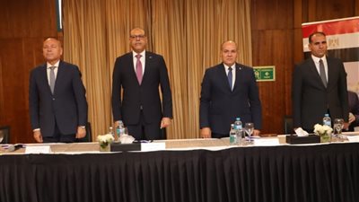وزير العمل ومحافظ القاهرة يسلمان عقود عمل جديد لذوي همم.. صور