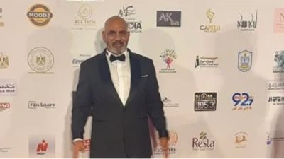 محمد لطفي يخطف الأنظار على السجادة الحمراء لمهرجان بورسعيد