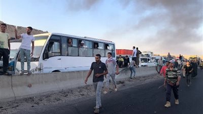 اصطدام سيارة مواد بترولية بسيارتين أخريين بالطريق الإقليمي