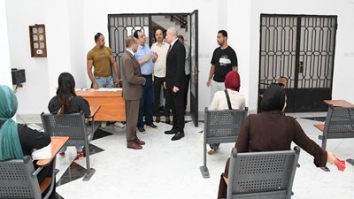 رئيس جامعة قناة السويس يتفقد كليات التربية والطب والتجارة