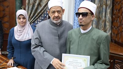 الإمام الأكبر يكرِّم الطلاب الأوائل في حفظ «الخريدة البهية»