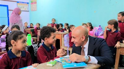 وزير التعليم يحاور أحد تلاميذ مدرسة ابن خلدون بالقليوبية