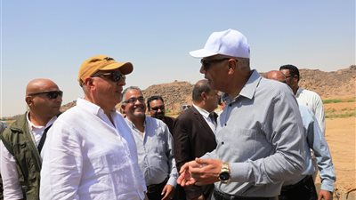 وزير الرى ومحافظ أسوان يتفقدان المفرخ السمكى بالشلال