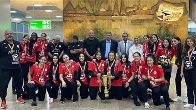 خالد فتحي يستقبل بطلات أفريقيا لكرة اليد فى مطار القاهرة