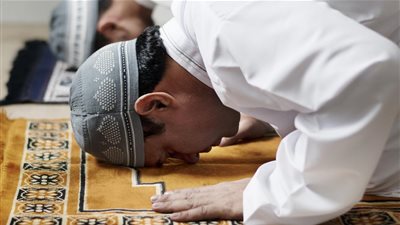 الإفتاء توضح حالات الالتفات في الصلاة وأحكامه