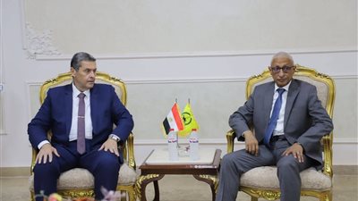 محافظ شمال سيناء يبحث فتح فصول للخدمات وطلاب المنازل