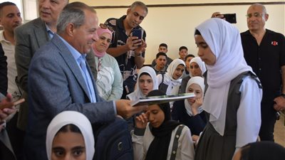 محافظ بورسعيد أحال مديرة القابوطى بنات للنيابة وكافأ مدرسة الفتح