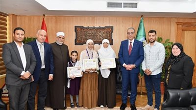 محافظ الفيوم . يكرم ثلاث طالبات أزهريات لحصولهن على مراكز متقدمة