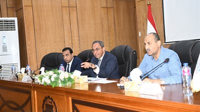 محافظ قنا يبحث إلاستعدادات لمواجهةالسيول