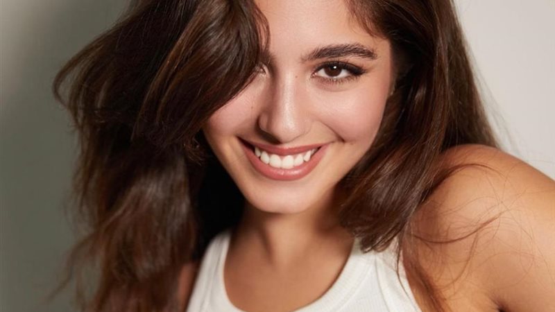 الفنانة الشابة مايان