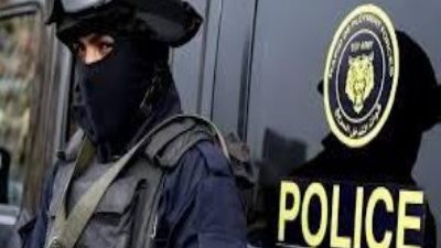 ضبط عاطل و4 سيدات يديرون 