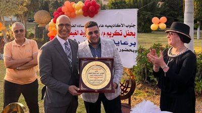 سكان القاهرة الجديدة يكرمون مساعد نائب رئيس هيئة المجتمعات.. بالفيديو