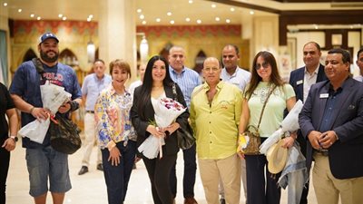 وصول النجوم نيرمين الفقي ومحمد ممدوح وعبير صبري الي الغردقة