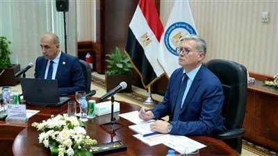 وزير البترول يشيد بـ