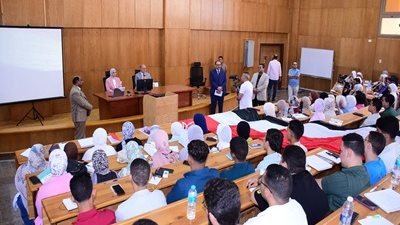 رئيس جامعة سوهاج الاهليه يعقد لقاء بطلاب الدفعة الاولي