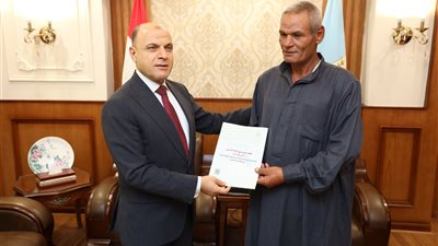 محافظ كفرالشيخ يُسلّم عقود تقنين أراضي أملاك دولة للمستفيدين