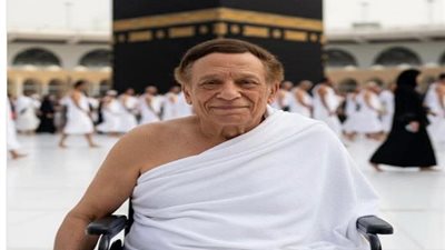 حقيقة الصورة المتداولة لـ عادل امام امام الكعبة
