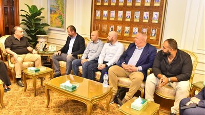 محافظ أسيوط ووفد 
