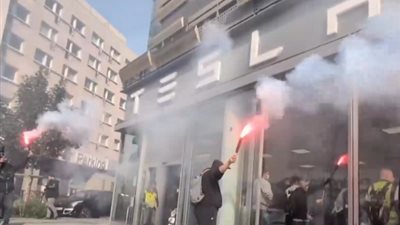 متظاهرون يقتحمون معرض 