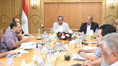 محافظ قنا يتابع ملفات التقنين والتصالح والمتغيرات المكانية
