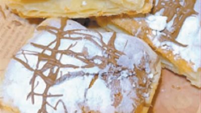 بغاشة بالشوكولاتة والسكر البودرة