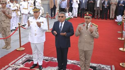 محافظ الدقهلية يضع اكليل الزهور على النصب التذكاري للشهداء