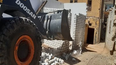 إزالة 4 مخالفات بناء بمدينة الطود في الأقصر