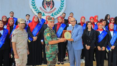 طلاب جامعة الإسكندرية يزرون قوات المظلات