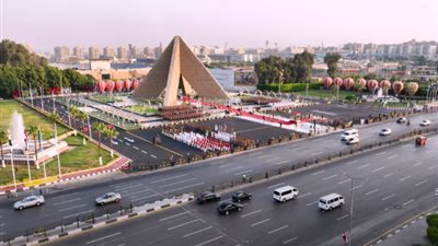 وزير الدفاع يُنيب قادة الجيوش لوضع أكاليل الزهور على قبرالجندي المجهول