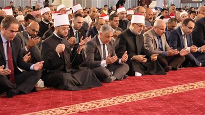 وزير الأوقاف والمفتي والمسلماني يؤدون صلاة الجمعة بالإسماعيلية